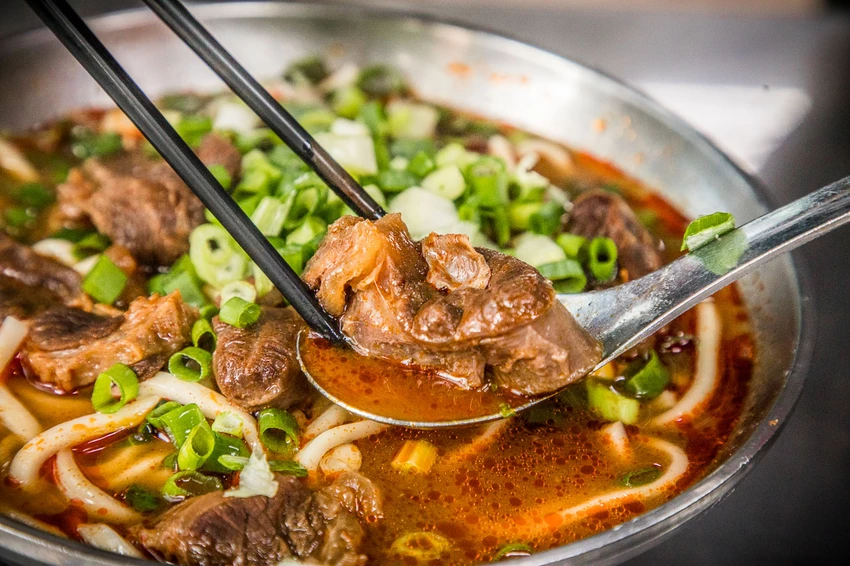 永川牛肉麵｜24小時營業，重口味牛肉麵的經典！免費加湯加麵老牌川味牛肉麵