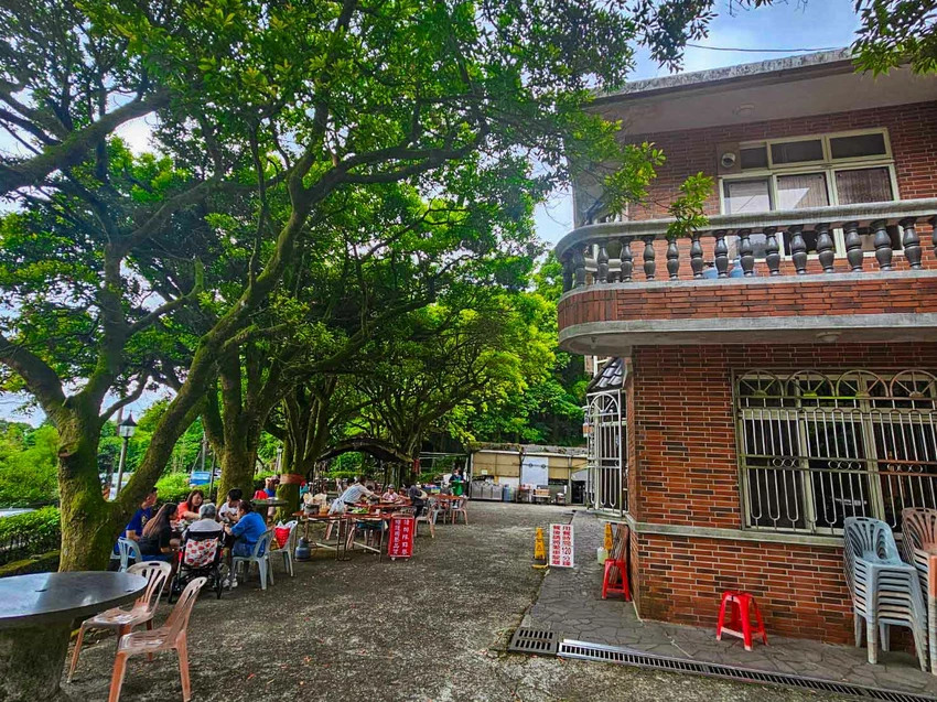 陽明山超佛心土雞城！米粉湯地瓜湯無限吃到飽，戶外大樹下用餐超有FU。