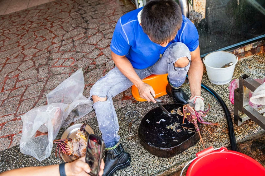三葉活海鮮｜公開透明不偷斤減兩，料理全程通通看得到，在地經營傳承三代五十年活海鮮