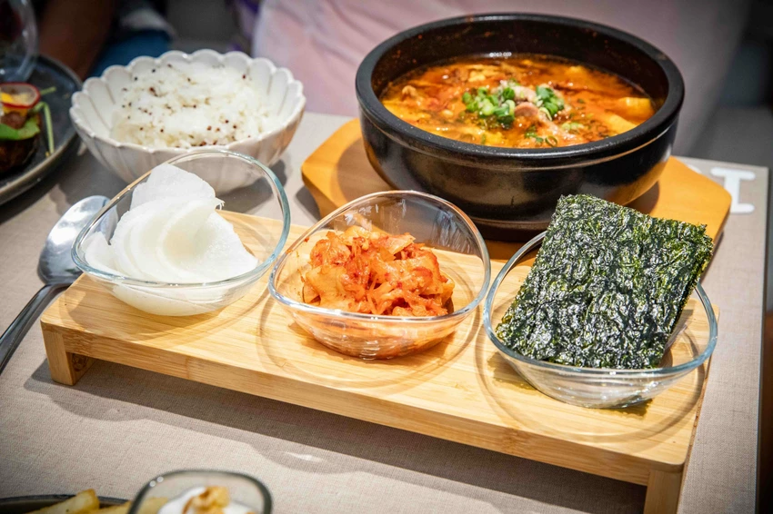 台北東區早午餐！忠孝敦化站At.First早寓More平日也客滿，大份量早午餐盤無雷。