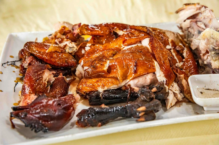 宜蘭交流道旁超人氣烤雞！大仁哥脆皮桶仔雞，外酥內嫩蔗香入味。