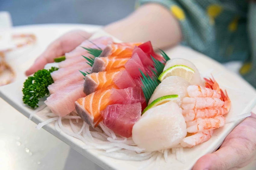 花蓮隱藏版美食！勝一生魚片兩倍厚切生魚片，內行人都推高CP值美食。