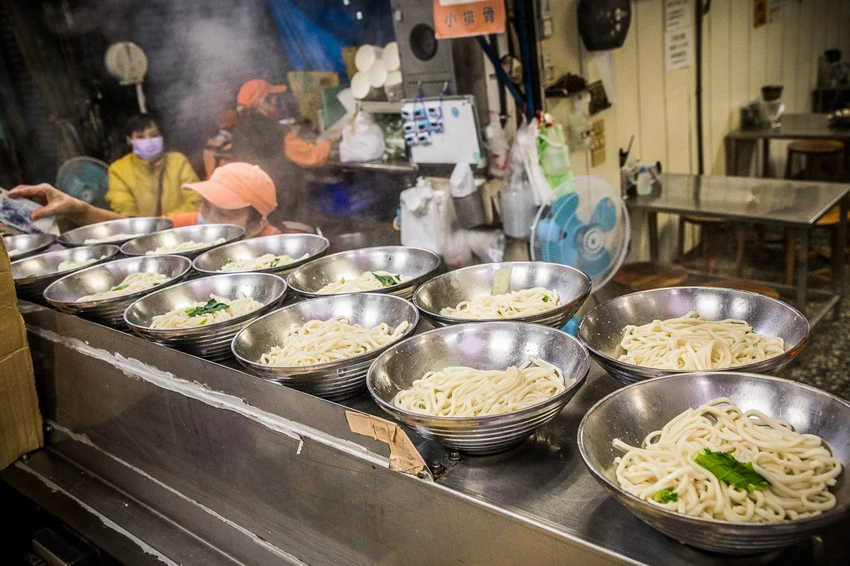永川牛肉麵｜24小時營業，重口味牛肉麵的經典！免費加湯加麵老牌川味牛肉麵