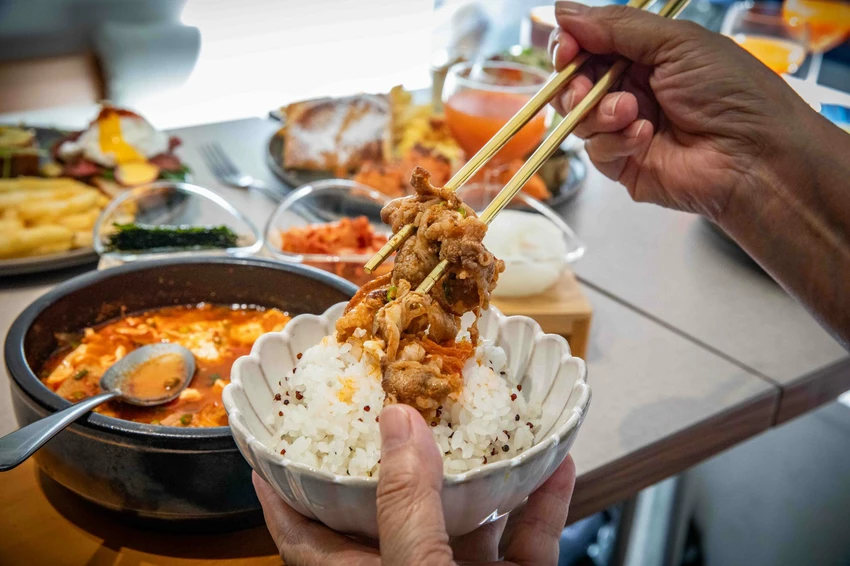 台北東區早午餐！忠孝敦化站At.First早寓More平日也客滿，大份量早午餐盤無雷。