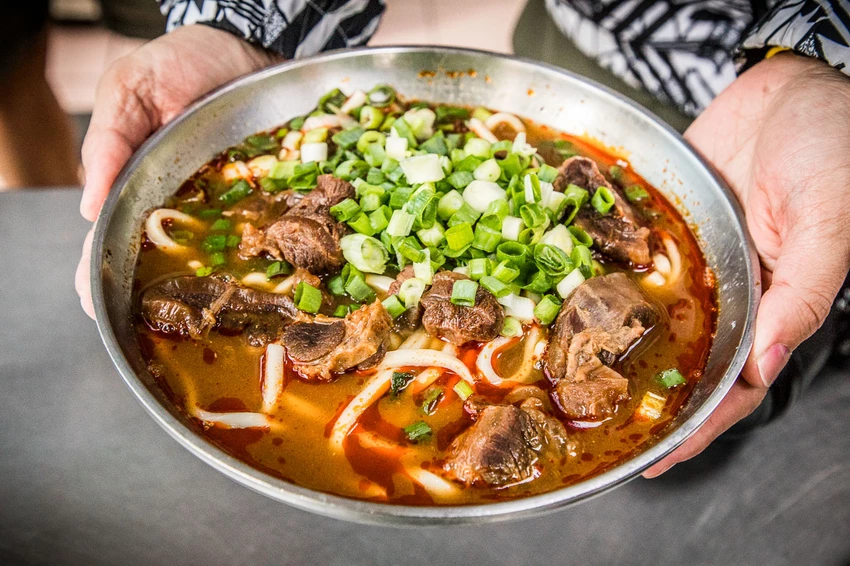 永川牛肉麵｜24小時營業，重口味牛肉麵的經典！免費加湯加麵老牌川味牛肉麵