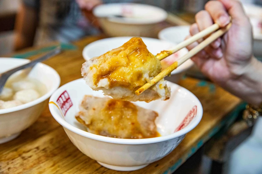 九份老街美食推薦！魚丸伯仔70年老店天天排隊，魚丸湯 乾冬粉全都35元。