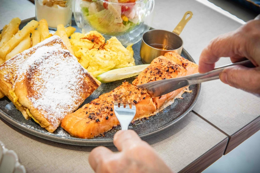 台北東區早午餐！忠孝敦化站At.First早寓More平日也客滿，大份量早午餐盤無雷。