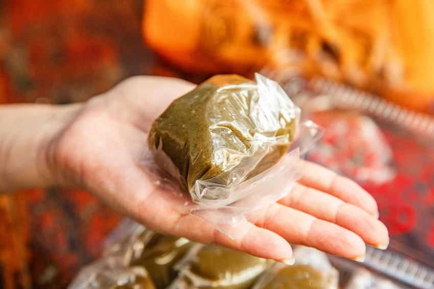 九份必買伴手禮！阿蘭草仔粿銅板價20元就能吃到，九份老街人氣排隊小吃。