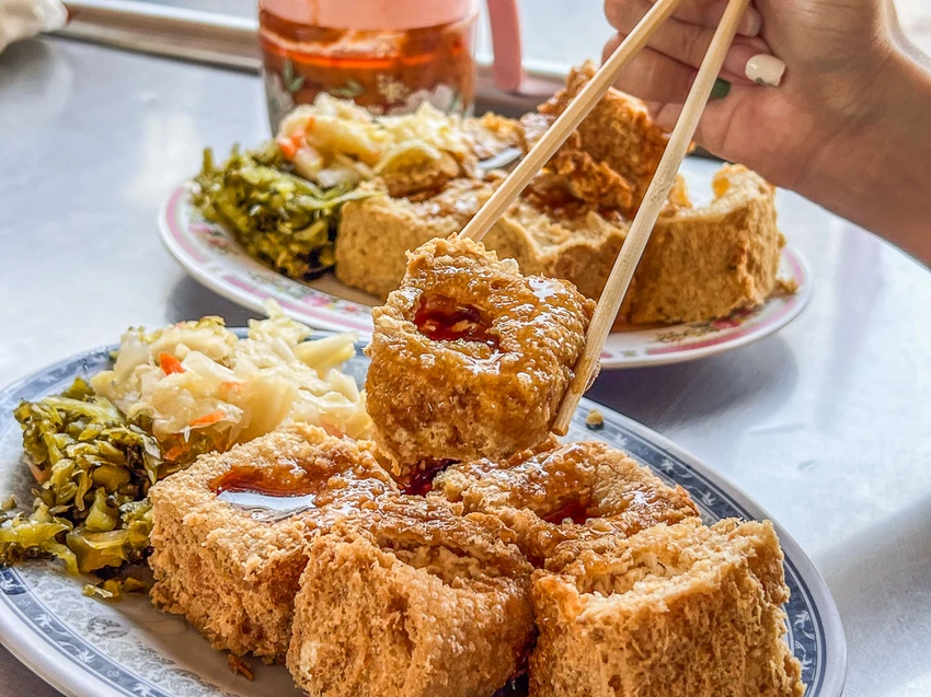 廟口阿嬷臭豆腐｜在地人大推薦阿嬤級的酥炸臭豆腐，外酥內嫩還很多汁，超過五十年歷史真實力