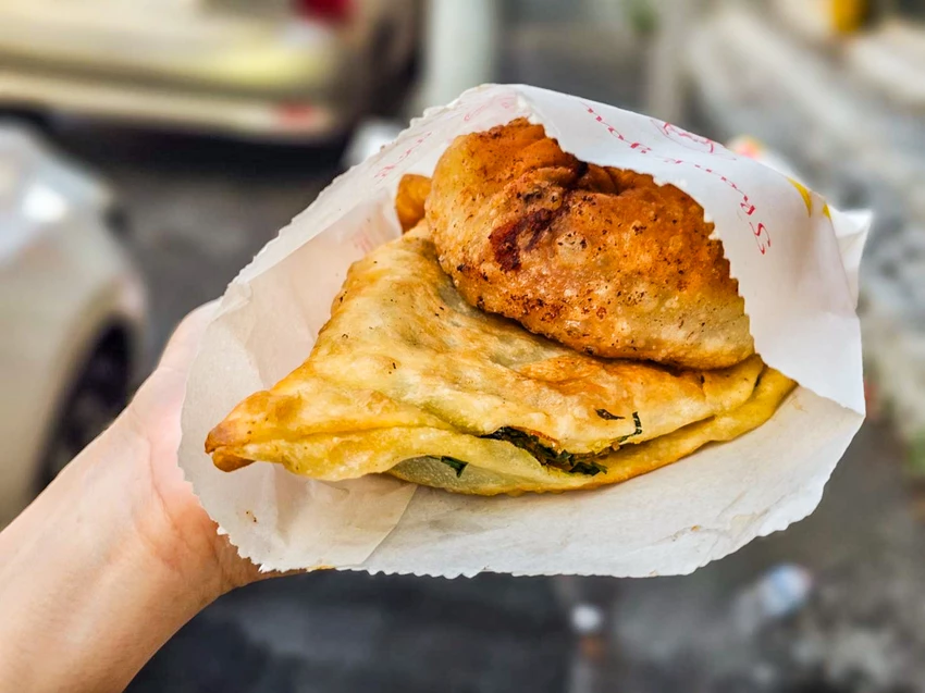 歲月揉進麵糰的家常味！969餡餅韭菜盒佛心價，在地人從小吃到大的老味道。