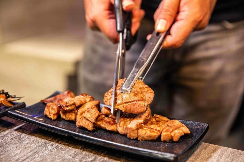 桃園燒肉吃到飽王者！大漠紅奢華升級，夢幻厚切牛舌無限續點。