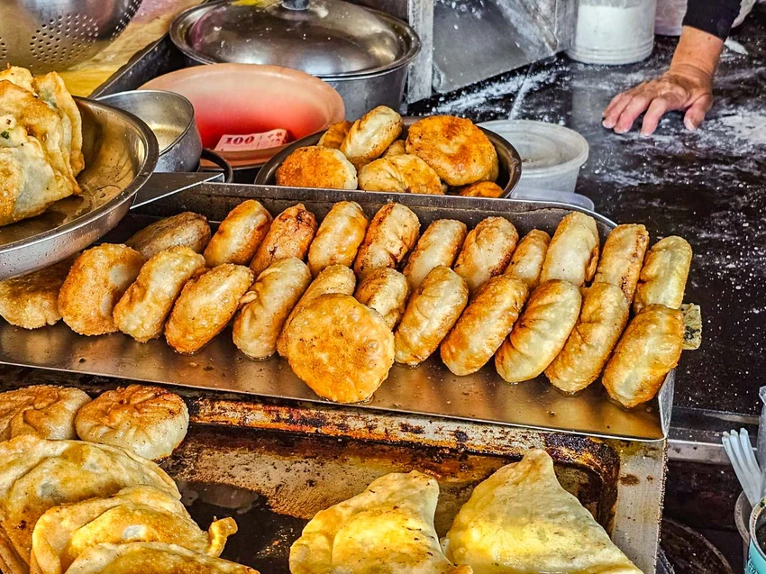 歲月揉進麵糰的家常味！969餡餅韭菜盒佛心價，在地人從小吃到大的老味道。