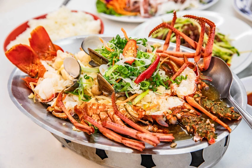 三葉活海鮮｜公開透明不偷斤減兩，料理全程通通看得到，在地經營傳承三代五十年活海鮮