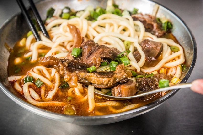 永川牛肉麵｜24小時營業，重口味牛肉麵的經典！免費加湯加麵老牌川味牛肉麵