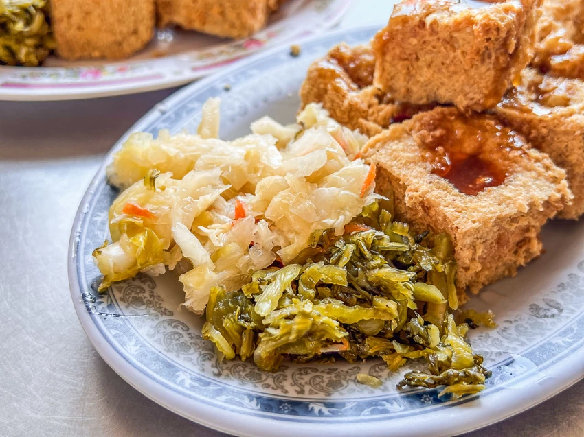 廟口阿嬷臭豆腐｜在地人大推薦阿嬤級的酥炸臭豆腐，外酥內嫩還很多汁，超過五十年歷史真實力