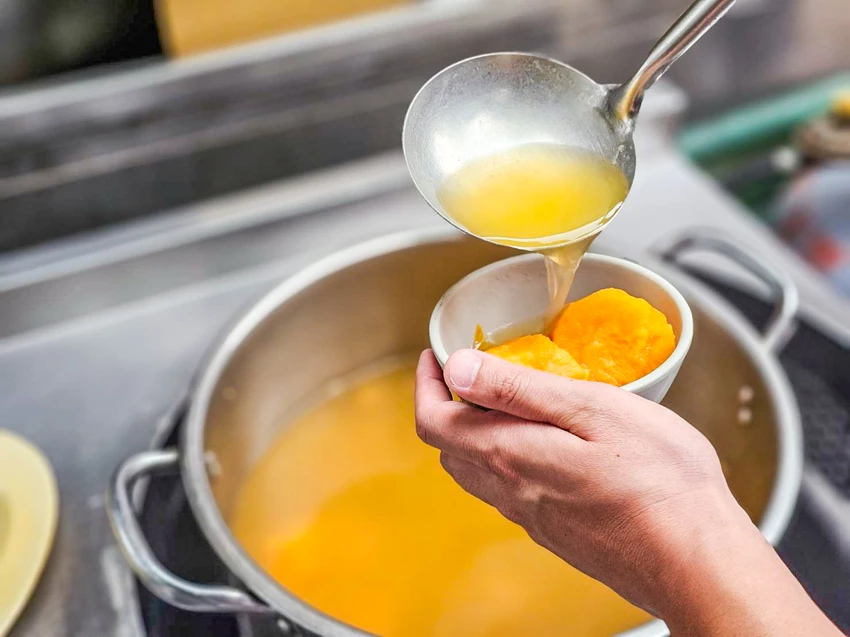 陽明山超佛心土雞城！米粉湯地瓜湯無限吃到飽，戶外大樹下用餐超有FU。