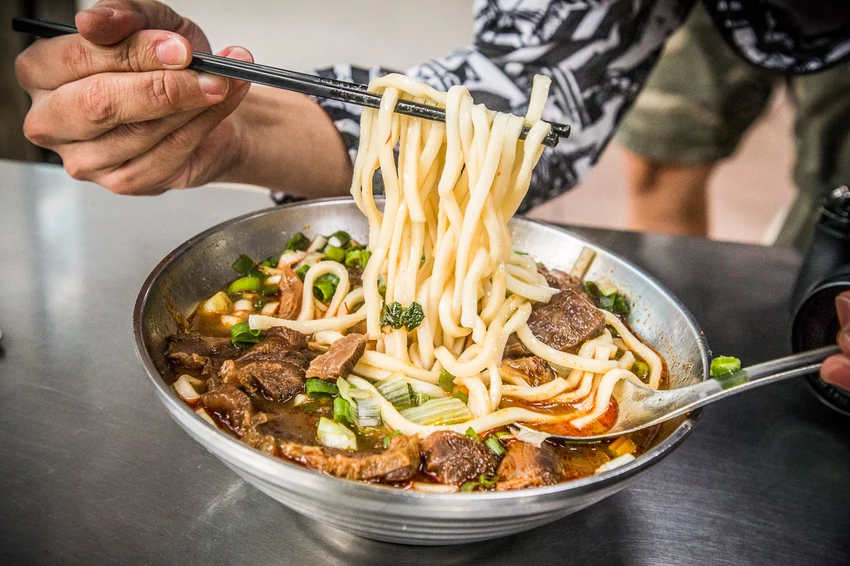 永川牛肉麵｜24小時營業，重口味牛肉麵的經典！免費加湯加麵老牌川味牛肉麵