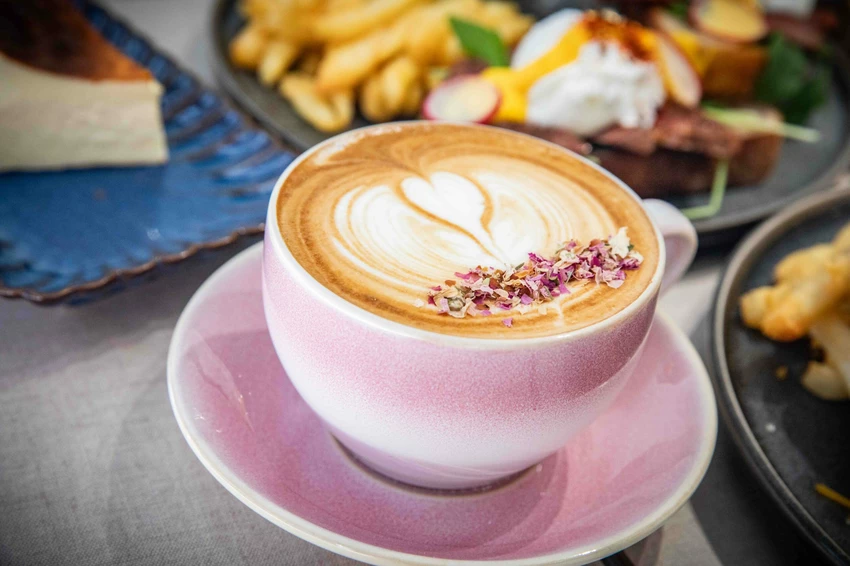 台北東區早午餐！忠孝敦化站At.First早寓More平日也客滿，大份量早午餐盤無雷。