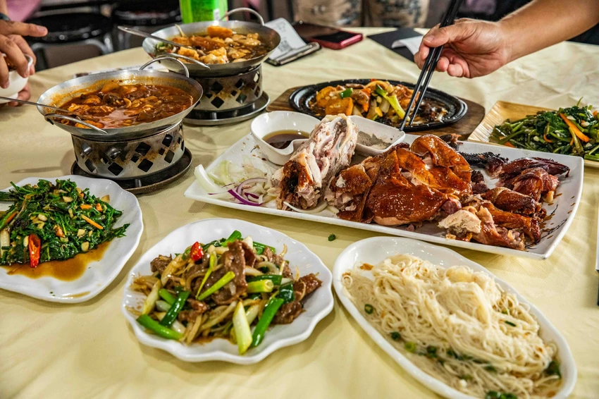 宜蘭交流道旁超人氣烤雞！大仁哥脆皮桶仔雞，外酥內嫩蔗香入味。