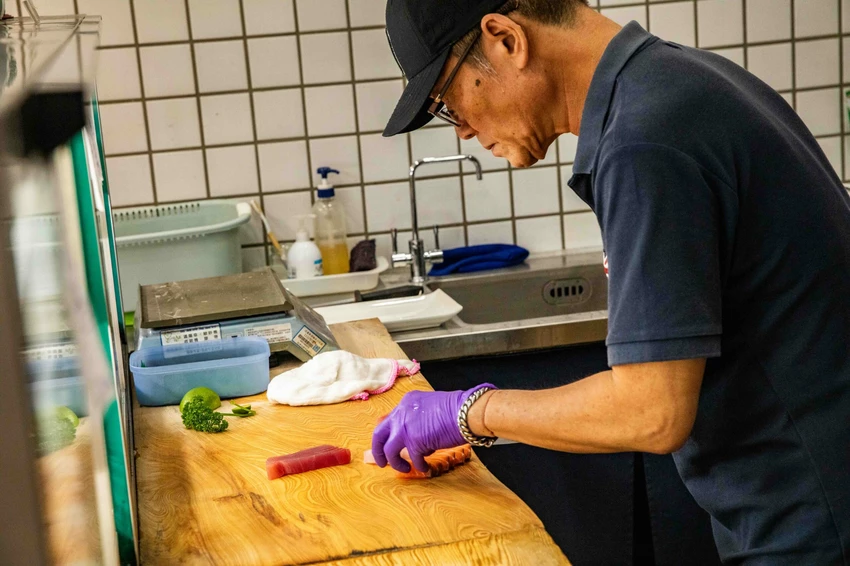 花蓮隱藏版美食！勝一生魚片兩倍厚切生魚片，內行人都推高CP值美食。