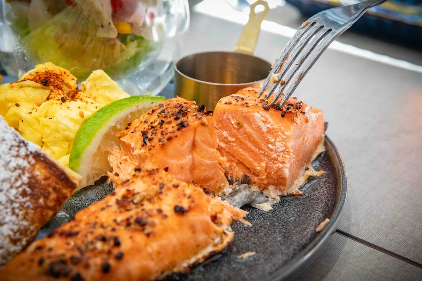 台北東區早午餐！忠孝敦化站At.First早寓More平日也客滿，大份量早午餐盤無雷。