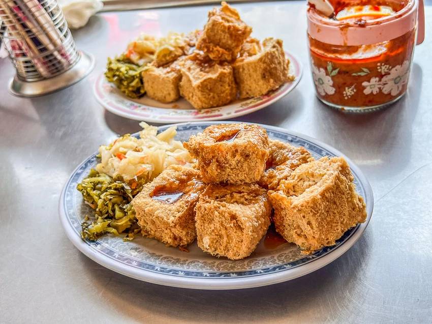 廟口阿嬷臭豆腐｜在地人大推薦阿嬤級的酥炸臭豆腐，外酥內嫩還很多汁，超過五十年歷史真實力