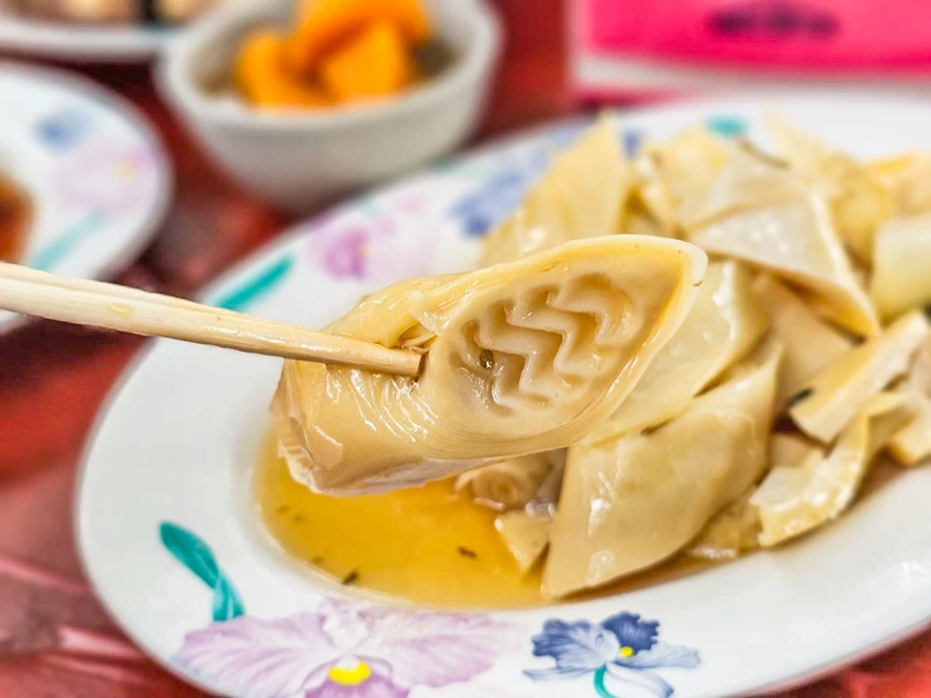 陽明山超佛心土雞城！米粉湯地瓜湯無限吃到飽，戶外大樹下用餐超有FU。