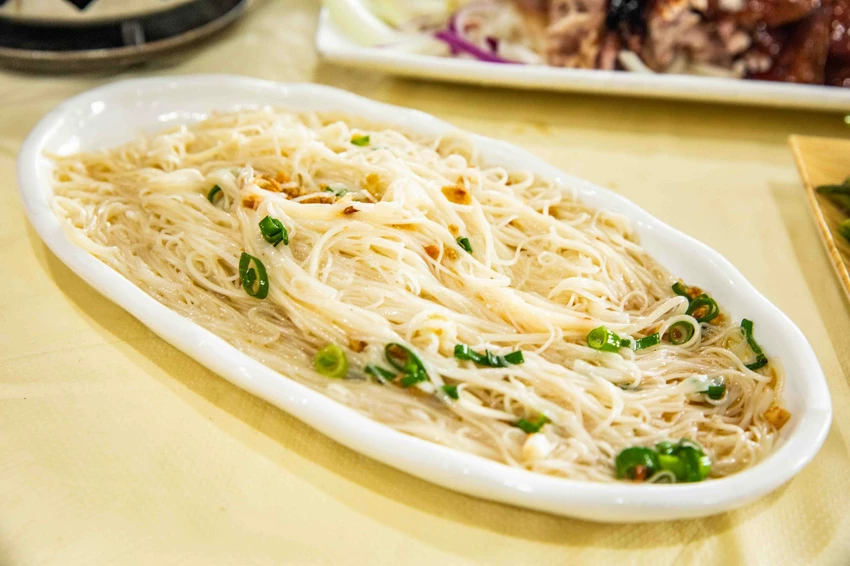 宜蘭交流道旁超人氣烤雞！大仁哥脆皮桶仔雞，外酥內嫩蔗香入味。