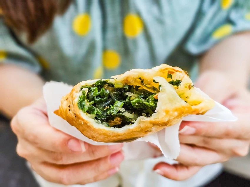 歲月揉進麵糰的家常味！969餡餅韭菜盒佛心價，在地人從小吃到大的老味道。