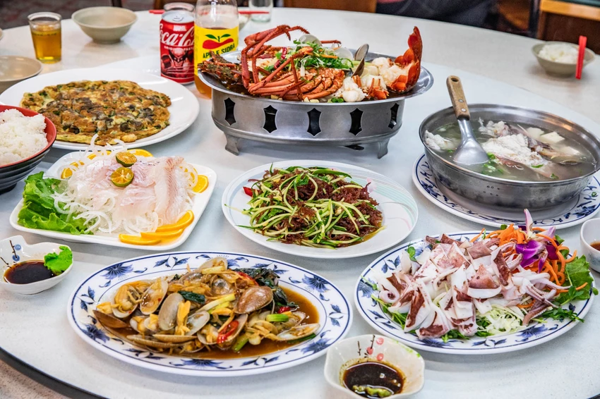 三葉活海鮮｜公開透明不偷斤減兩，料理全程通通看得到，在地經營傳承三代五十年活海鮮