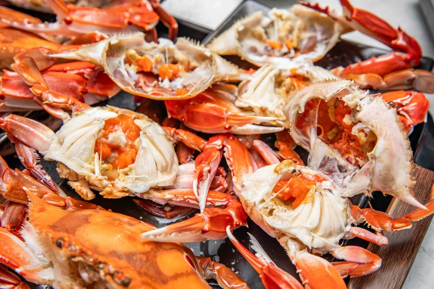 市場最低價萬里三點蟹一隻150元!花義思廚坊自家漁船直送,金山萬里必吃活海鮮。