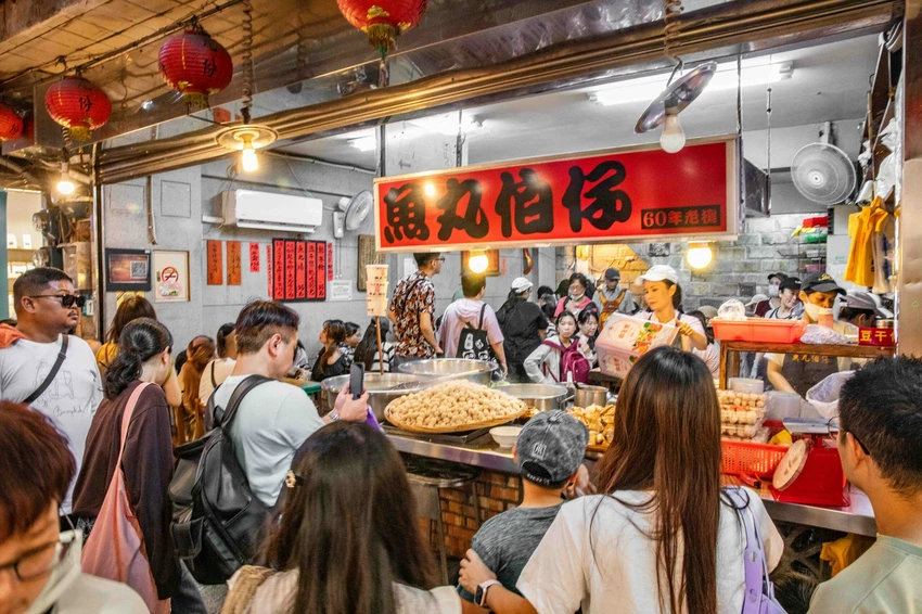 九份老街美食推薦！魚丸伯仔70年老店天天排隊，魚丸湯 乾冬粉全都35元。