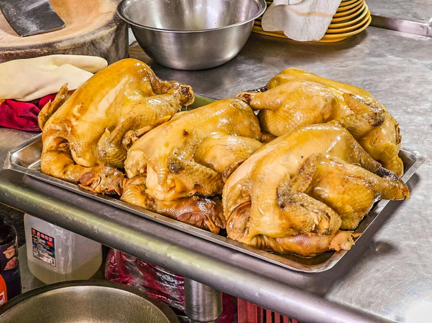 陽明山超佛心土雞城！米粉湯地瓜湯無限吃到飽，戶外大樹下用餐超有FU。