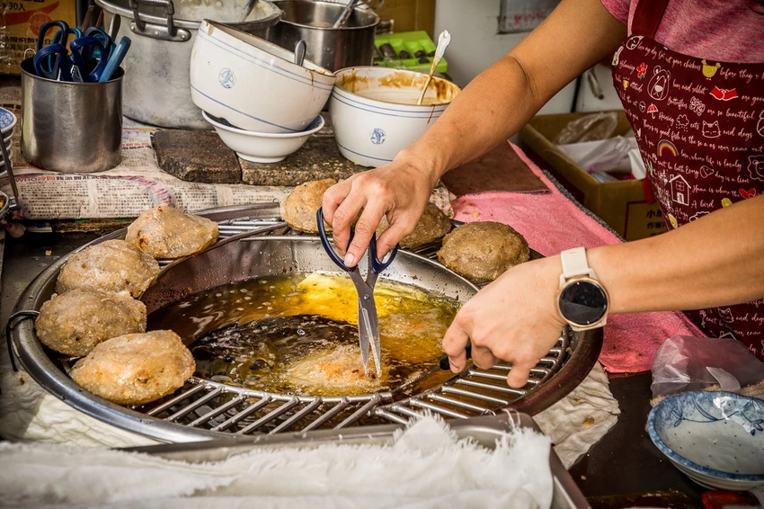 彰化二林菜市場隱藏版!肉圓壽內餡爆多,搭配甘甜竹筍湯只要20元。!