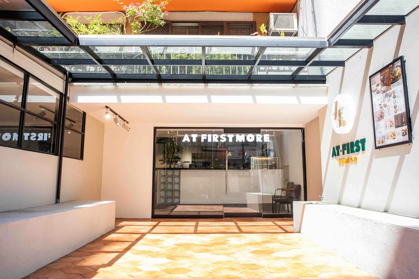 台北東區早午餐！忠孝敦化站At.First早寓More平日也客滿，大份量早午餐盤無雷。