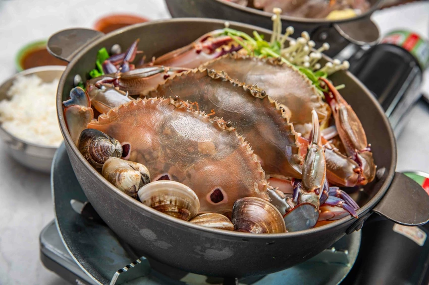 市場最低價萬里三點蟹一隻150元!花義思廚坊自家漁船直送,金山萬里必吃活海鮮。