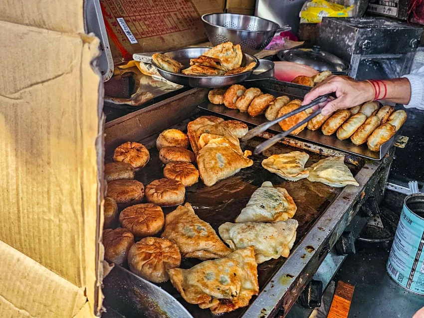 歲月揉進麵糰的家常味！969餡餅韭菜盒佛心價，在地人從小吃到大的老味道。