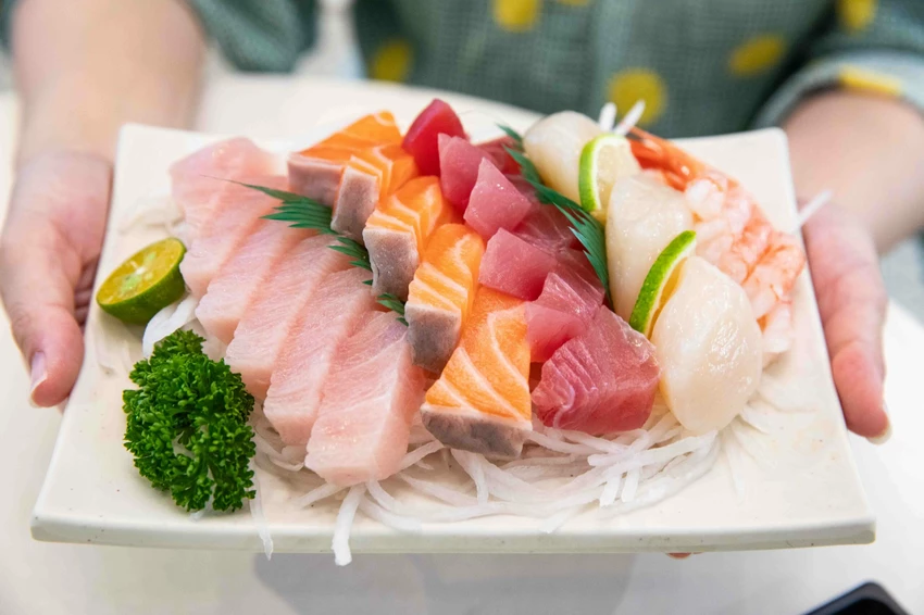 花蓮隱藏版美食！勝一生魚片兩倍厚切生魚片，內行人都推高CP值美食。