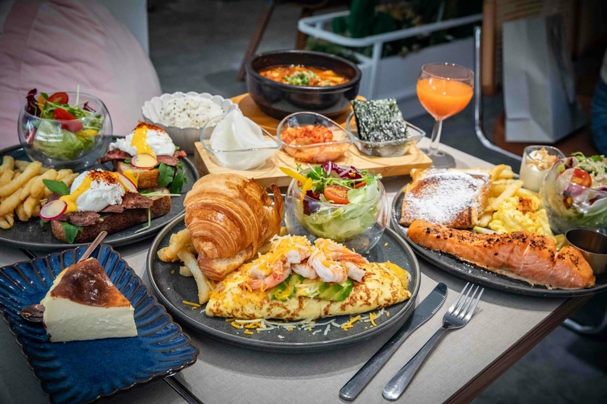 台北東區早午餐！忠孝敦化站At.First早寓More平日也客滿，大份量早午餐盤無雷。