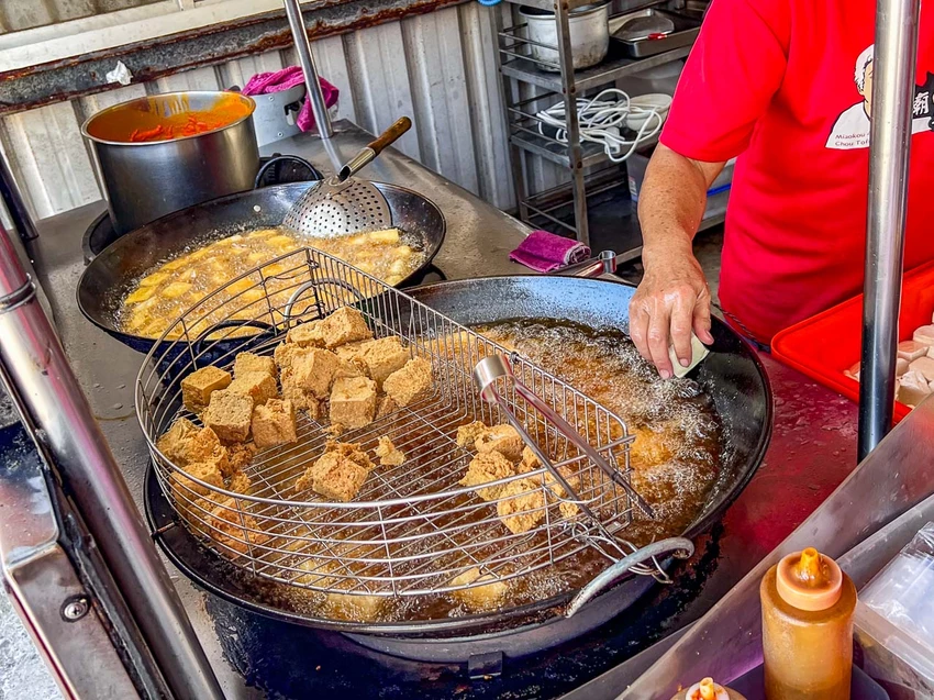 廟口阿嬷臭豆腐｜在地人大推薦阿嬤級的酥炸臭豆腐，外酥內嫩還很多汁，超過五十年歷史真實力