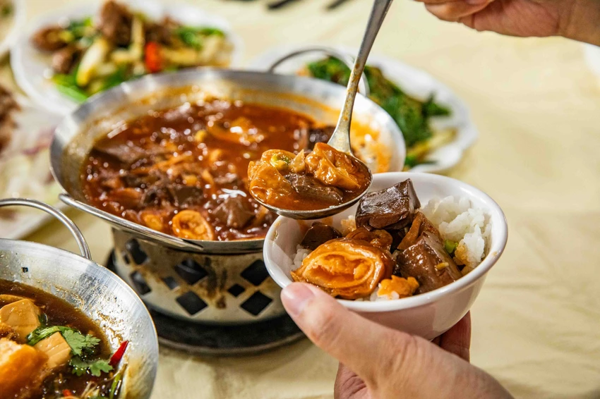 宜蘭交流道旁超人氣烤雞！大仁哥脆皮桶仔雞，外酥內嫩蔗香入味。