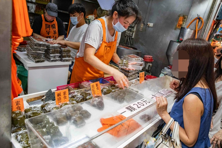 九份必買伴手禮！阿蘭草仔粿銅板價20元就能吃到，九份老街人氣排隊小吃。