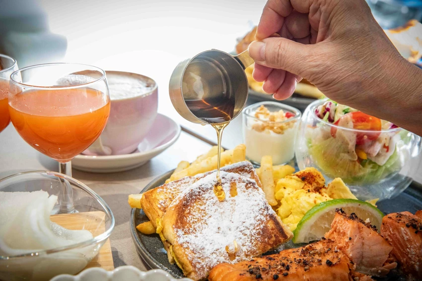 台北東區早午餐！忠孝敦化站At.First早寓More平日也客滿，大份量早午餐盤無雷。