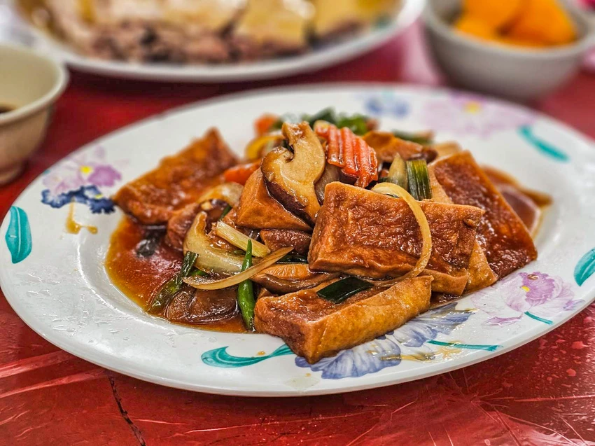 陽明山超佛心土雞城！米粉湯地瓜湯無限吃到飽，戶外大樹下用餐超有FU。