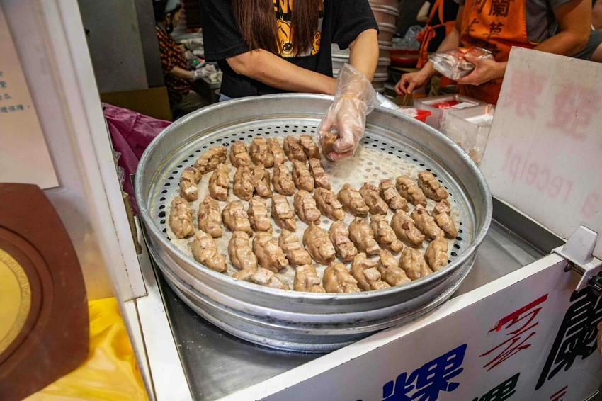 九份必買伴手禮！阿蘭草仔粿銅板價20元就能吃到，九份老街人氣排隊小吃。