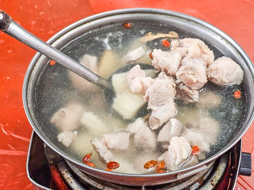 陽明山超佛心土雞城！米粉湯地瓜湯無限吃到飽，戶外大樹下用餐超有FU。