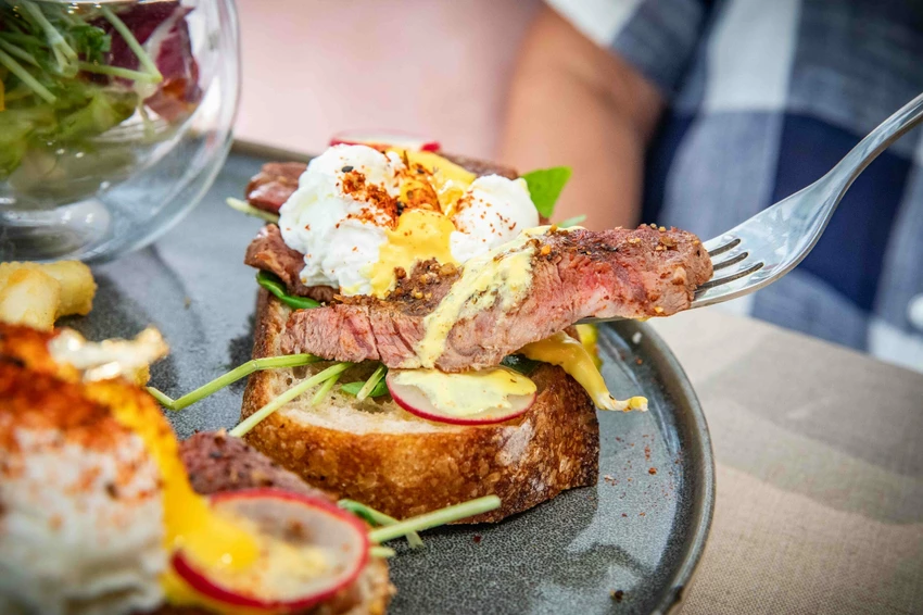 台北東區早午餐！忠孝敦化站At.First早寓More平日也客滿，大份量早午餐盤無雷。