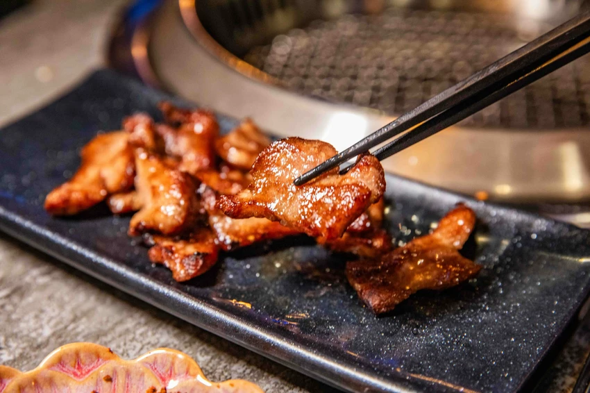 桃園燒肉吃到飽王者！大漠紅奢華升級，夢幻厚切牛舌無限續點。