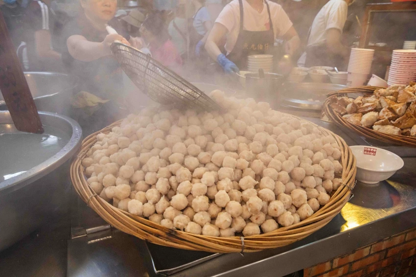 九份老街美食推薦！魚丸伯仔70年老店天天排隊，魚丸湯 乾冬粉全都35元。
