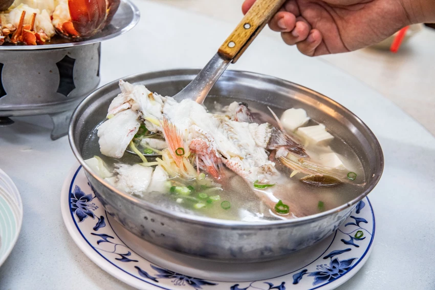 三葉活海鮮｜公開透明不偷斤減兩，料理全程通通看得到，在地經營傳承三代五十年活海鮮